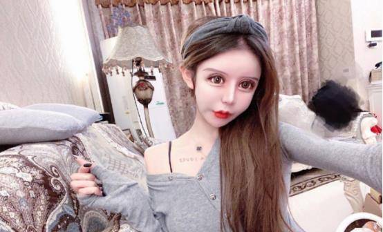 刘梓晨还分享了自己和妈妈的合照,看着照片里刘梓晨小时候的模样,可以