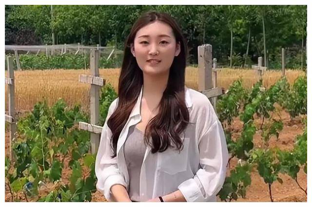 大衣哥大衣嫂下农田干活,儿媳妇陈萌送饭到农地,言她目前很幸福_陈梦