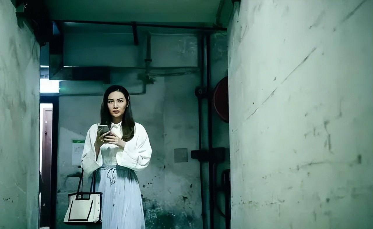 一阵阴风吹过,女友凌乃瑶像突然变了另一个人,对阿君变得温柔体贴