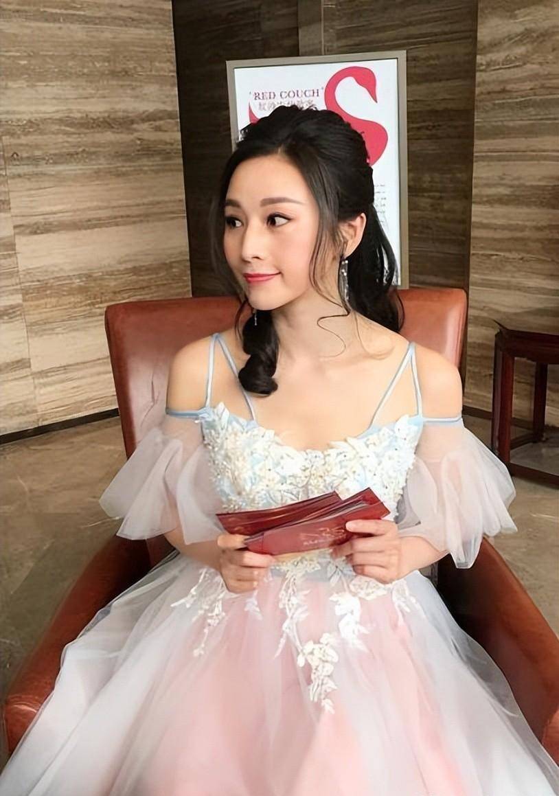 貂蝉的饰演者叫蔡紫芬,被誉为广东古装第一美女,在剧中是贾发的三女.