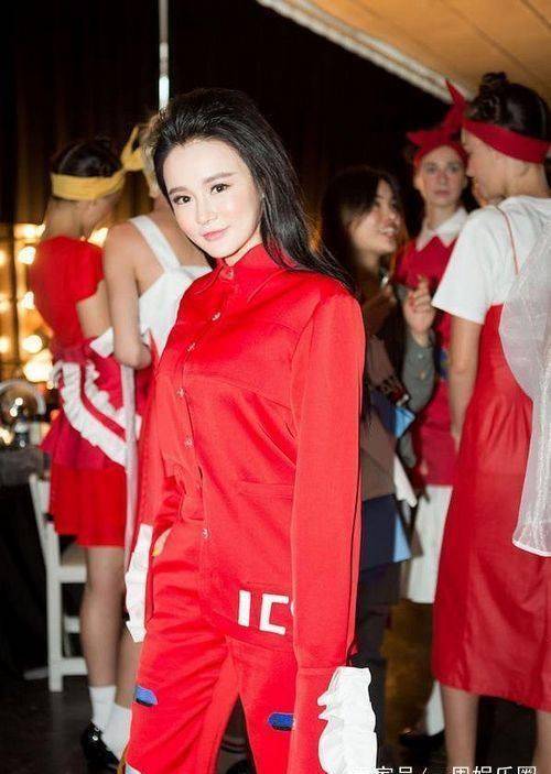 邹市明老婆冉莹颖还会走秀?化身超模走t台霸气十足!