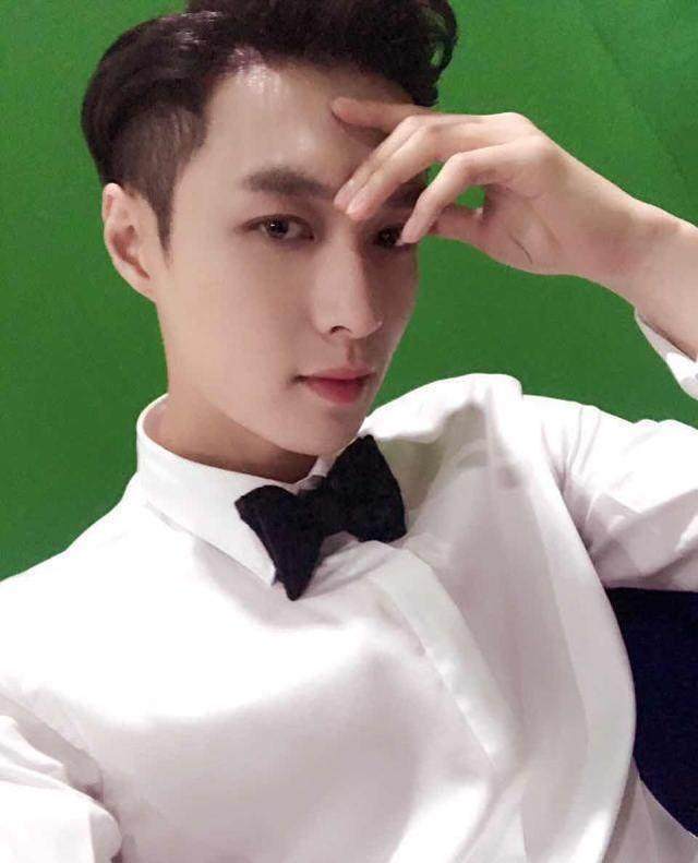 张艺兴晒出戴眼镜的自拍照,他的金色小卷发好看吗_发型_美颜_白色