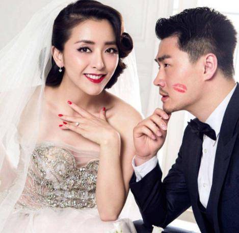 黄小蕾:帮妈妈追星大张伟,因一顿饭和富豪闪婚,上迪士尼黑名单_闪宝