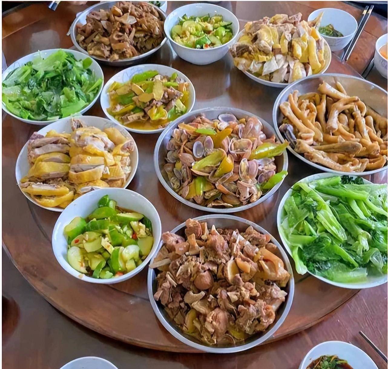 广东小伙子请上司吃饭,让媳妇在家做了一桌子菜,不比外面酒楼差_刘端