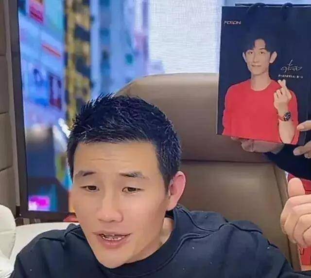 嘎子无耻！跟吴京和张一山蹭完，2万小时卖299，跟张一山的联系就不管了