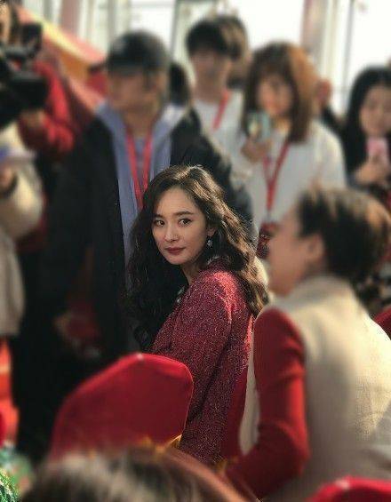 杨幂上节目生图,脸松垮还发福有双下巴,烫了卷发立马有大妈感!