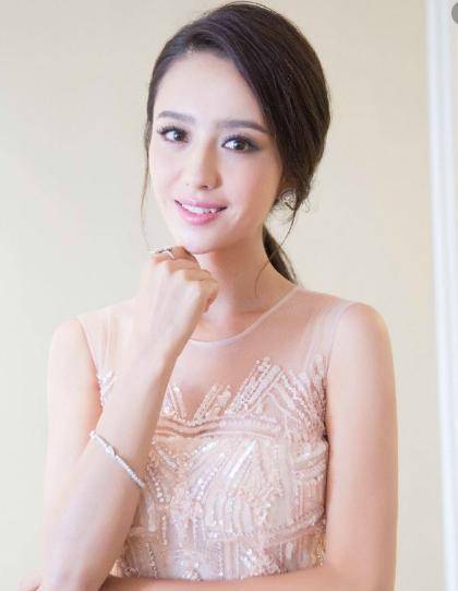 国民女神佟丽娅,纤细迷人双腿吸睛,优雅气质尽显魅力_运动_身材_是一