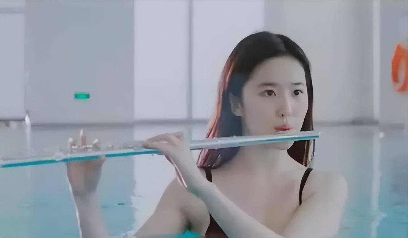 其中,在一部电影中,刘亦菲很少穿着泳衣出现.