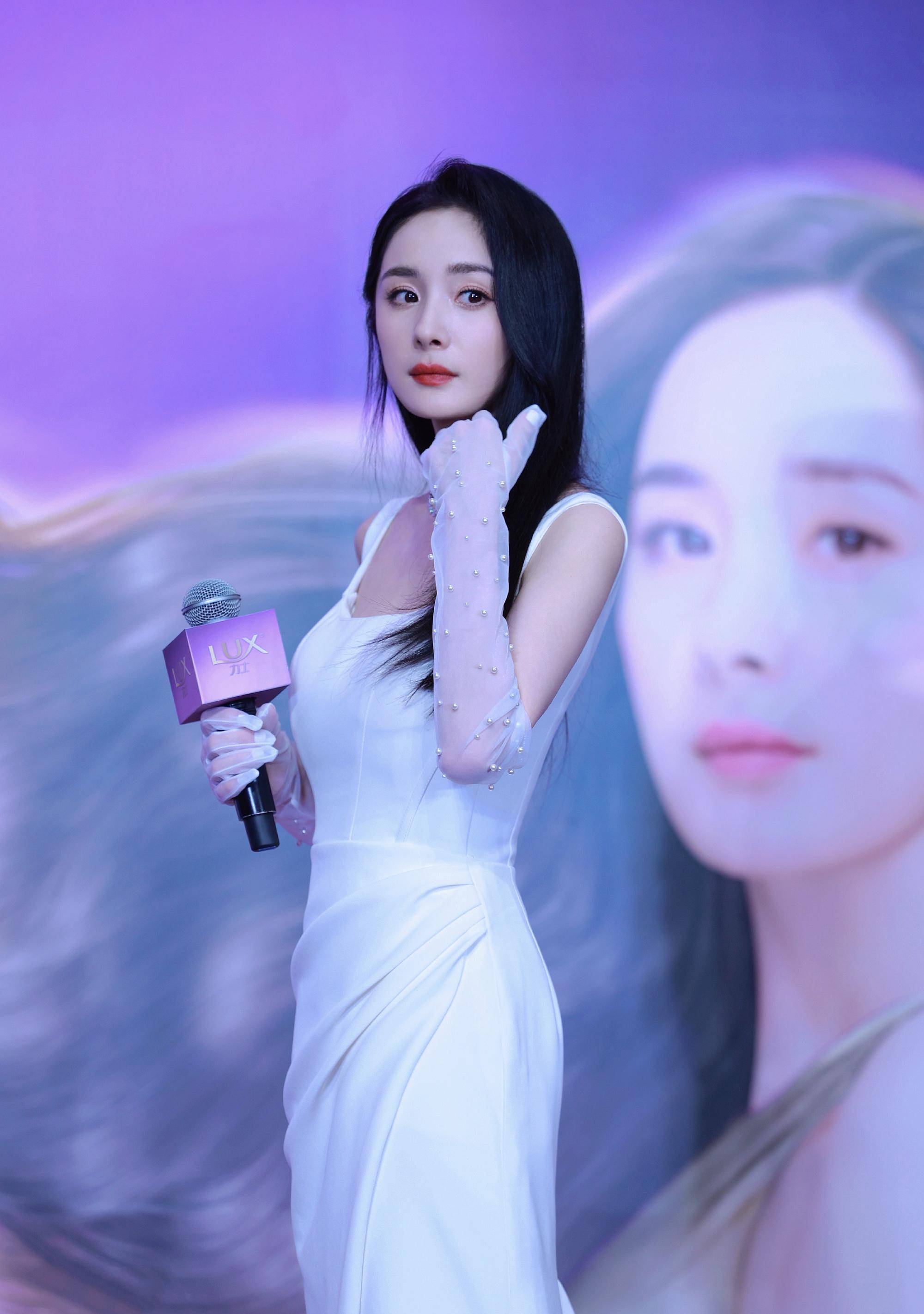 杨幂白色绸缎开叉长裙高清写真,演绎典雅大气之美!_造型_活动_力士