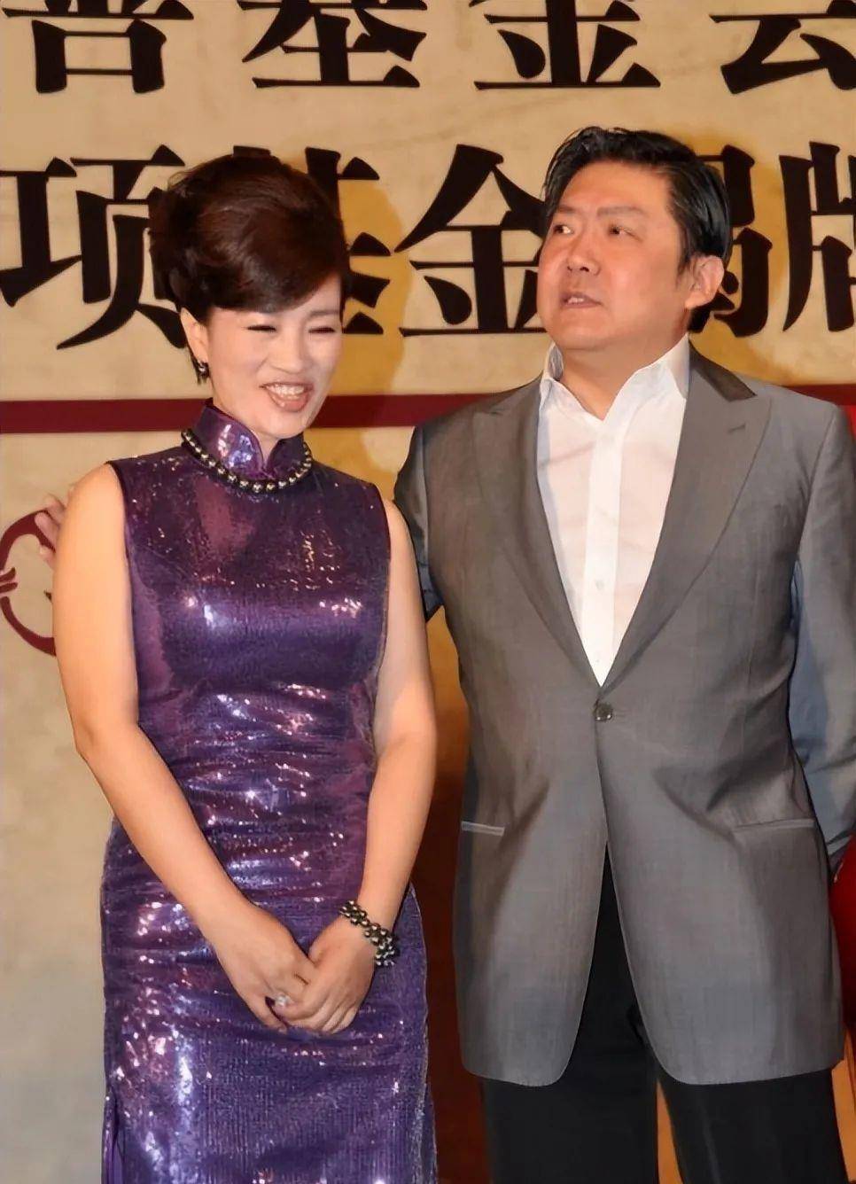 以至于很多人都不知道她是周立波的太太,在一次活动时,胡洁和周立波