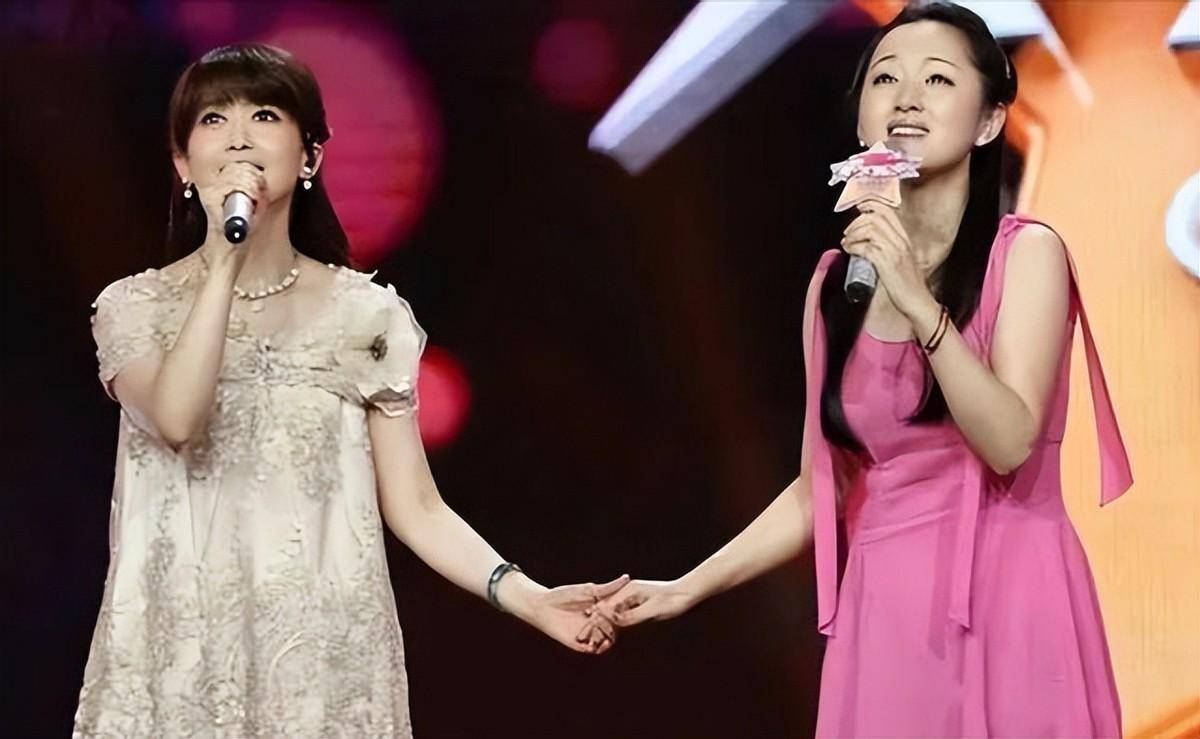 杨钰莹同框孟庭苇输太狠!