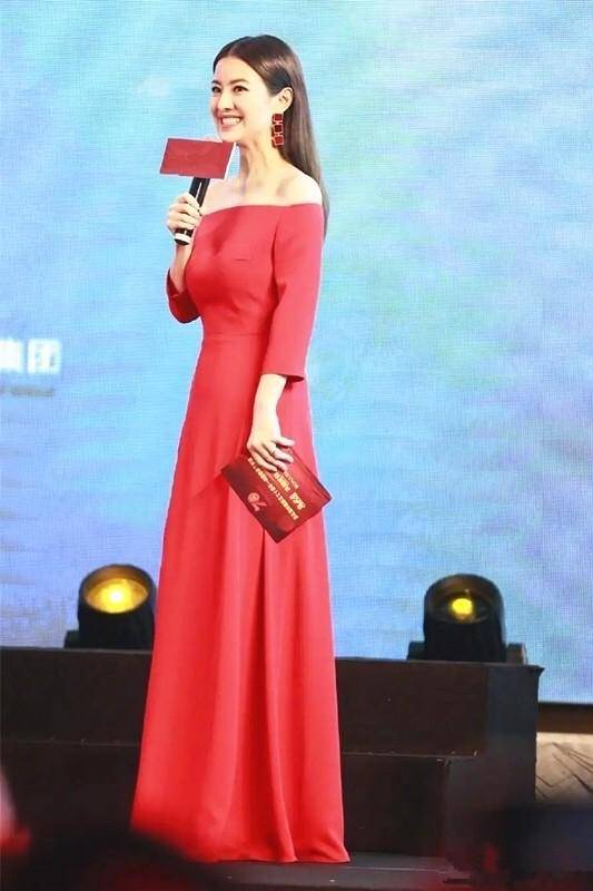 参加颁奖典礼一袭金色鱼尾裙,碾压章子怡_涂经纬_身材_款式