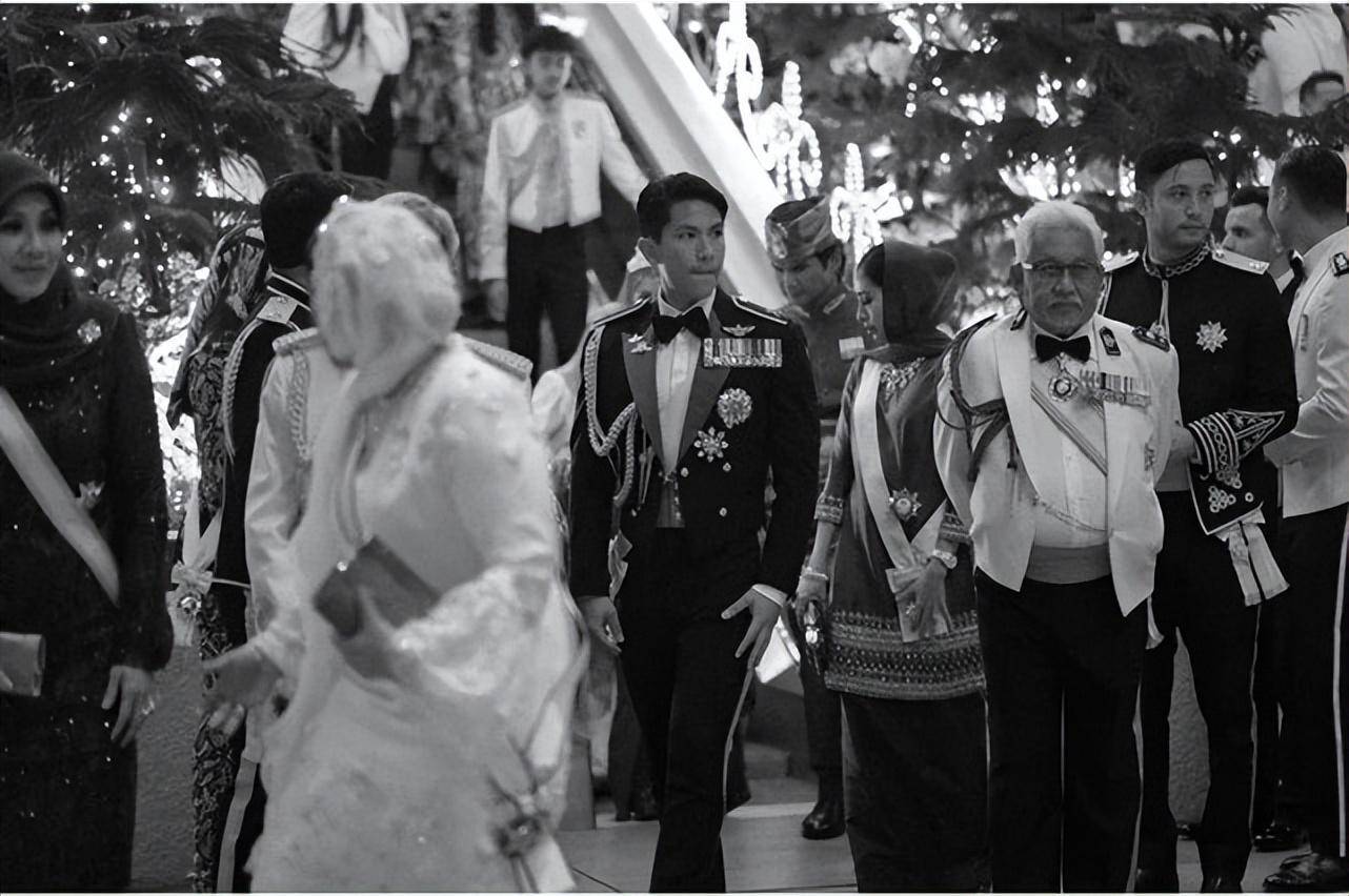 比哥哥更为仪表堂堂的马丁,简直就是文莱王室的代表人物,很符合人们对