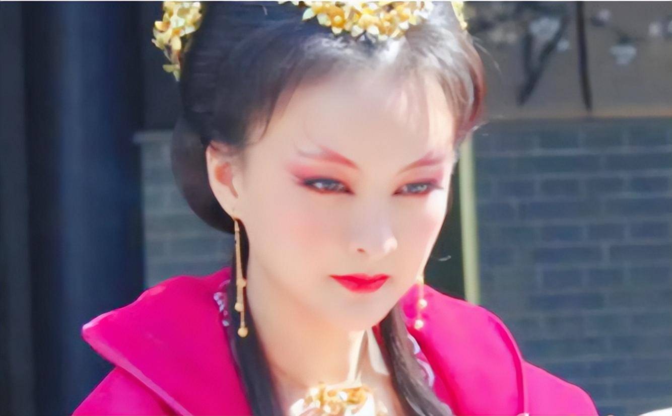 以至于在后来,郑亦桐出演《活佛济公》中的花娘,都没有被认出来