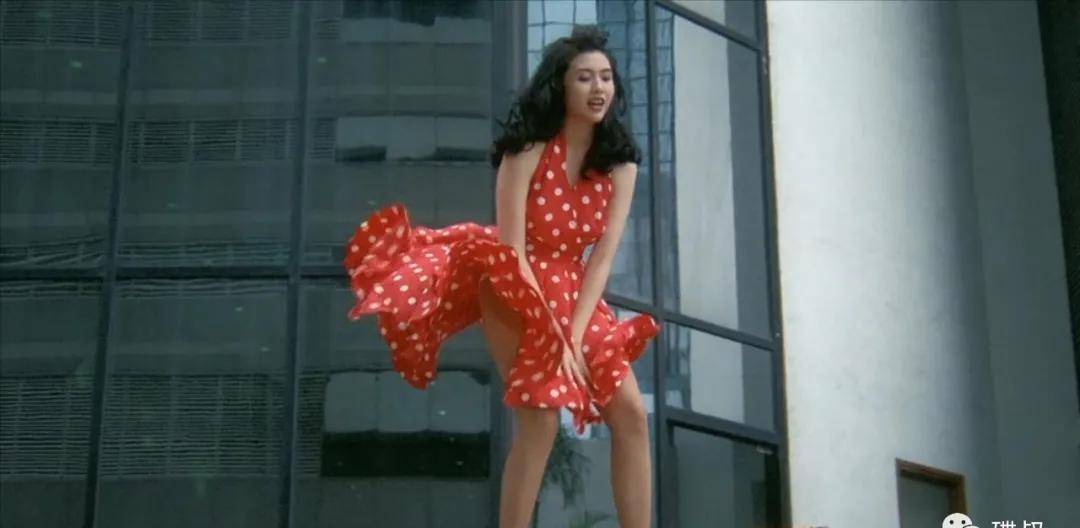 云云(邱淑贞饰演)是大b的外甥女,从小受到诅咒,"好事不灵坏事灵",只要