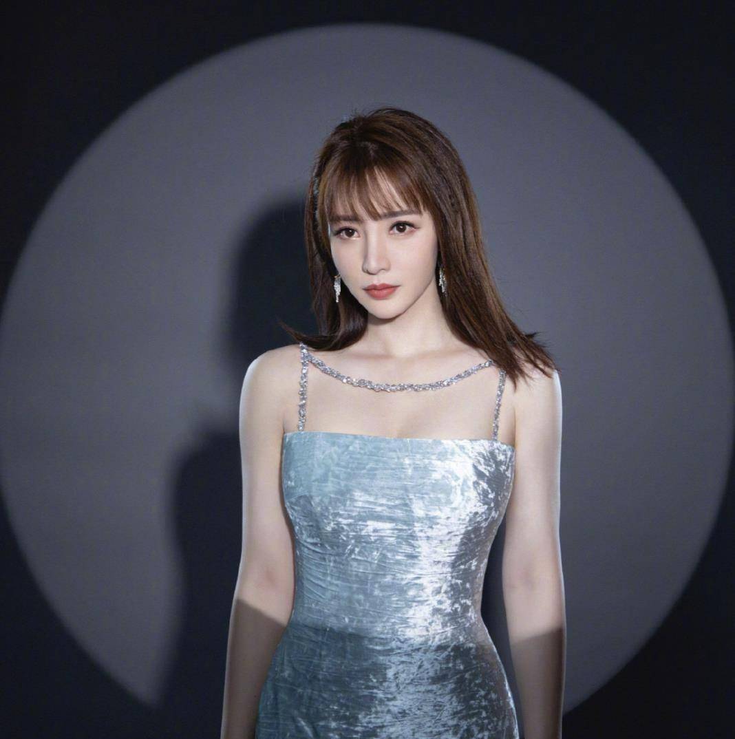 这些女明星穿起吊带裙来太蛊惑人了,身材绝艳,明丽动人,太棒了_感觉