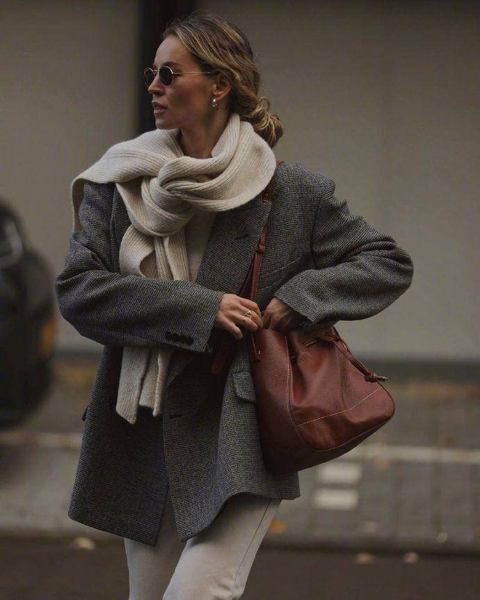 降温认准黑白灰和大地色,轻松打造简约高级穿搭,氛围感超强_时尚_服装