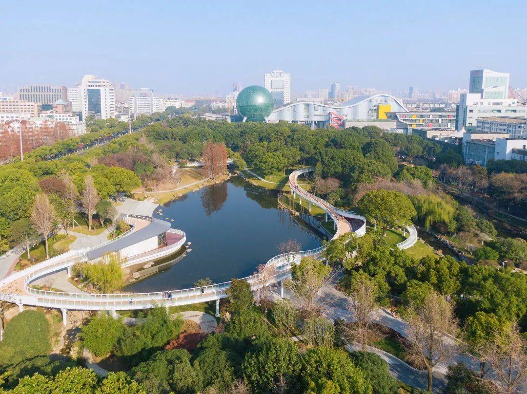 新近开放的昆山城市公园,伴随闪烁的设计灵感,呈现出风景无界,幸福可