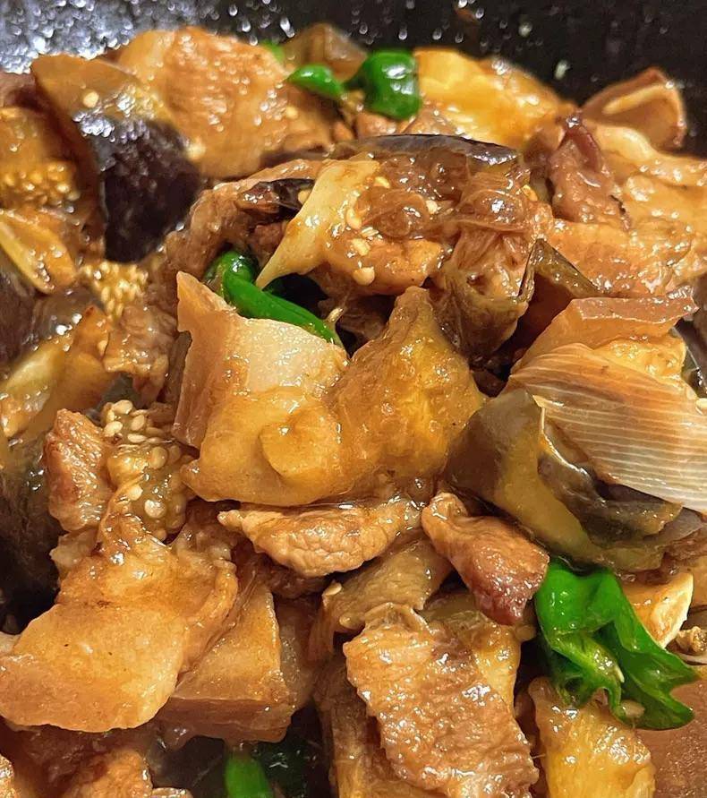 简单又好吃的茄子炖肉,汤汁鲜美,茄子软糯,肉质鲜嫩,口感超棒_道菜