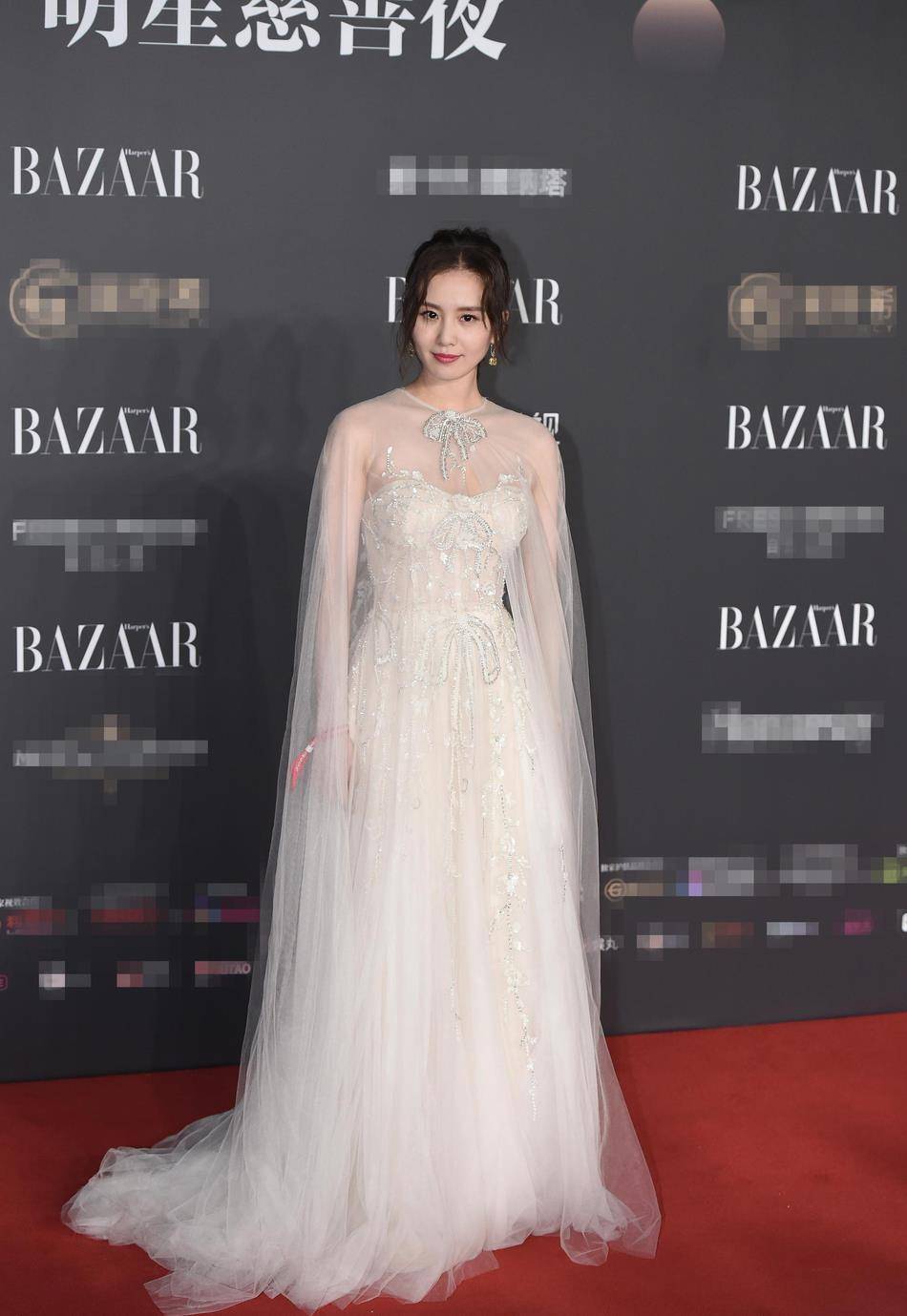 众多女星身着薄纱礼服走红毯,太惊艳了!_连衣裙_裙子_设计