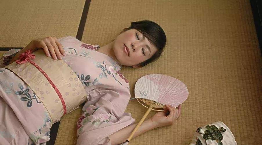 后来我身边因为日本美女跟我说出了其中的原因,为什么日本人放着床不