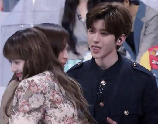 《青春有你2》lisa公演现场略显娇羞,与蔡徐坤的互动太甜!