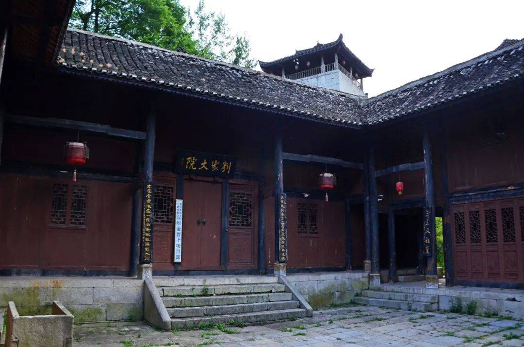 贵州有座"神奇"的古寨,建在悬崖山顶上,与世隔绝宛如世外桃源_寨子