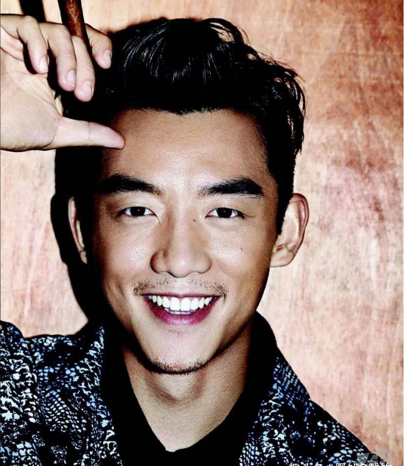 蔡徐坤《跑男》路透图太帅,穿海军服显露大长腿,郑恺身高显尴尬_兄弟