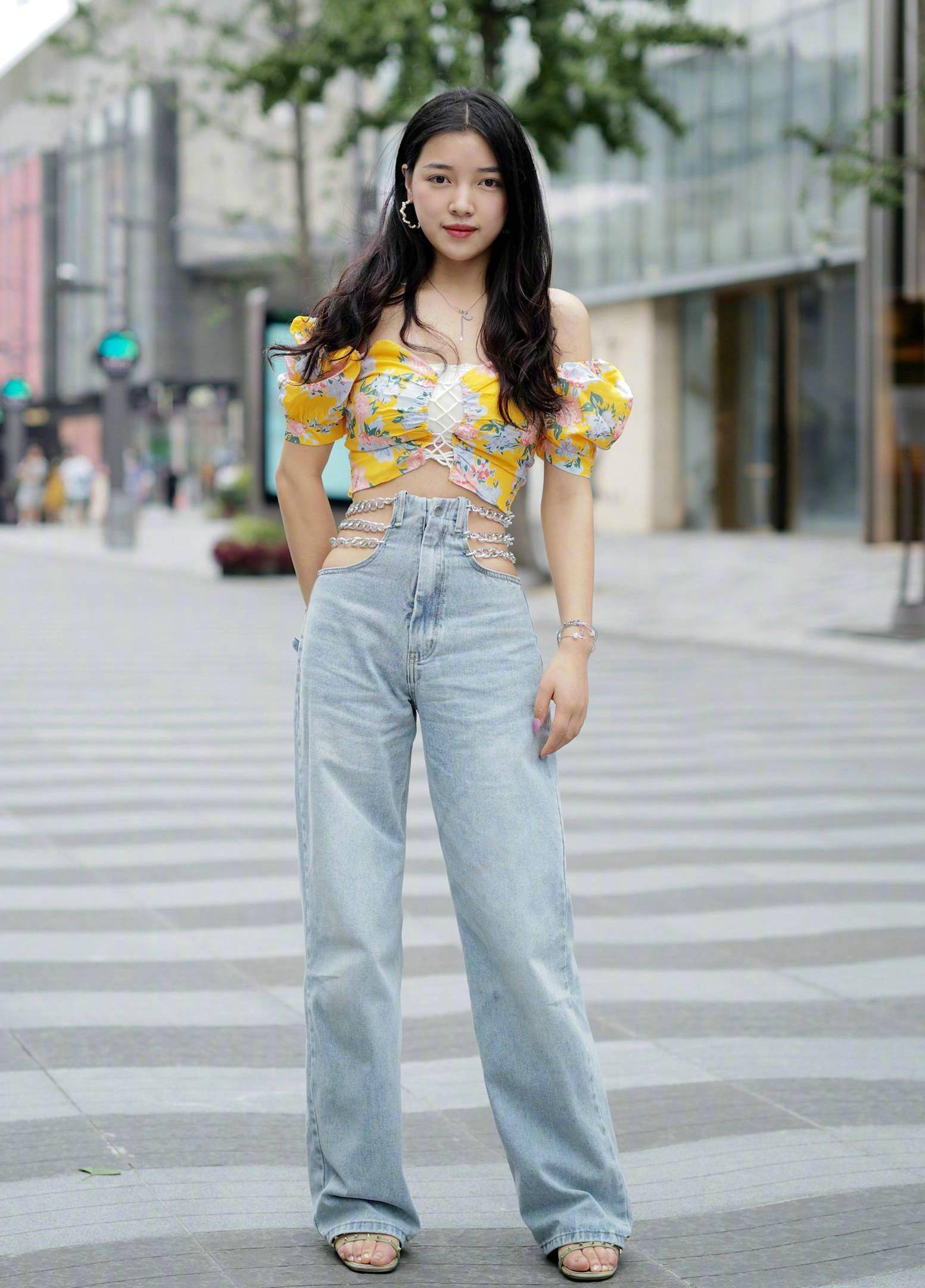 气质女生就是会穿,休闲裤搭配时尚t恤,清凉雅致又好看_效果_女子_白色