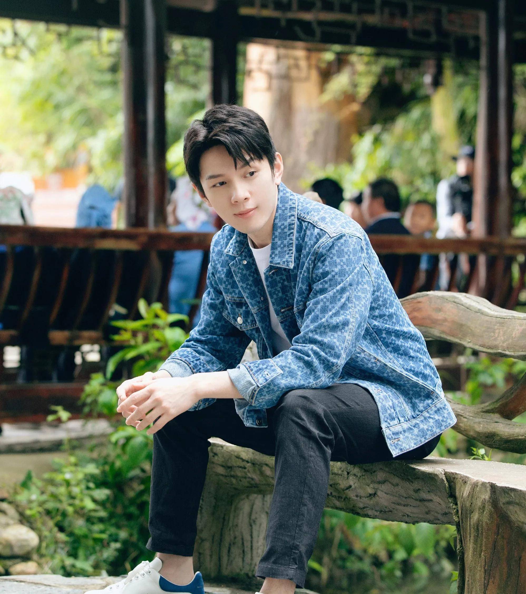 李佳琦有多难?上海时装周力推国货服装,被嘲又贵又丑_品牌_文化_先锋