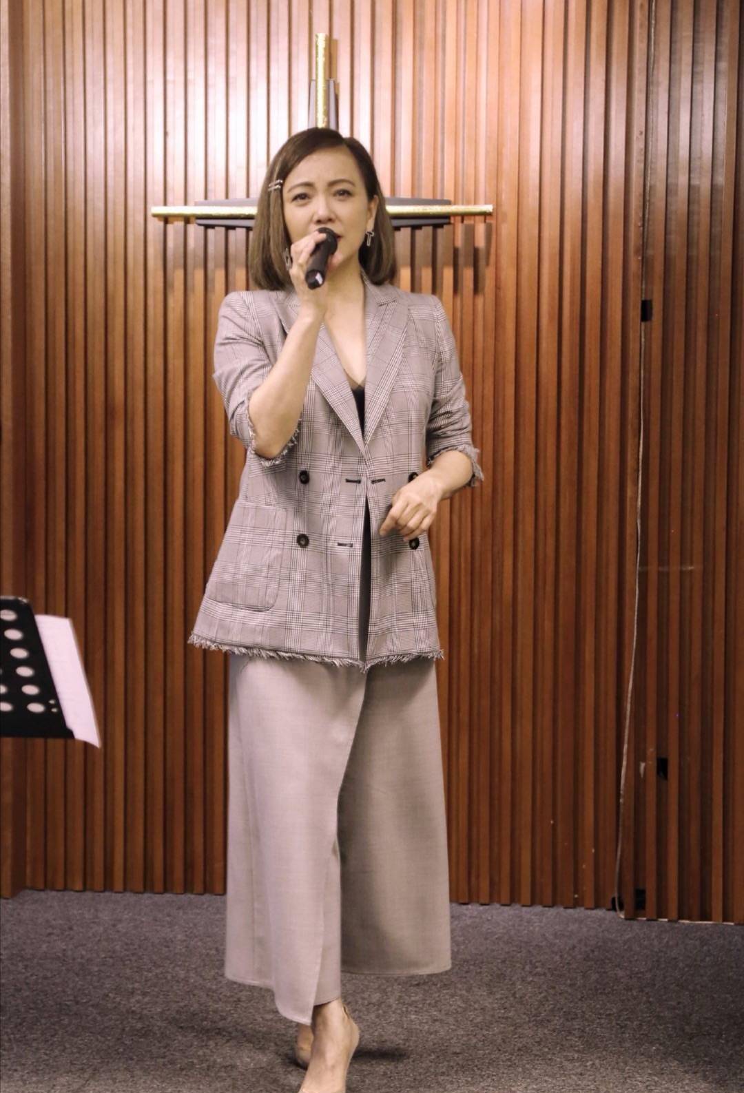 邓萃雯越老越放得开,54岁还玩下衣失踪露腿,男子搂腰不避嫌!