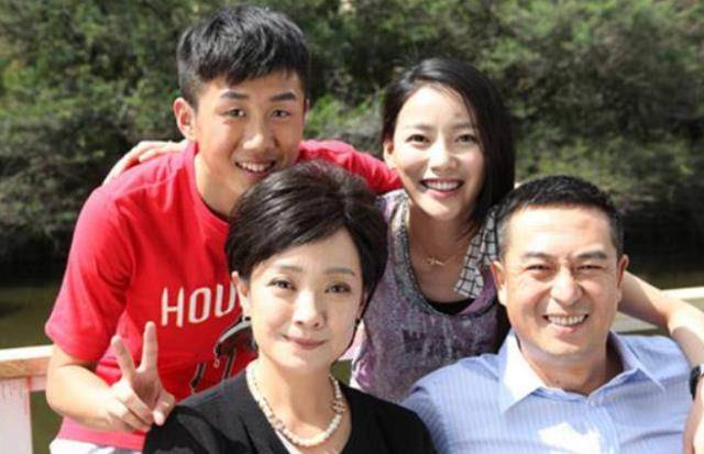 饰演张嘉译儿子出道,如今两人再次同框,关系却发生变化!