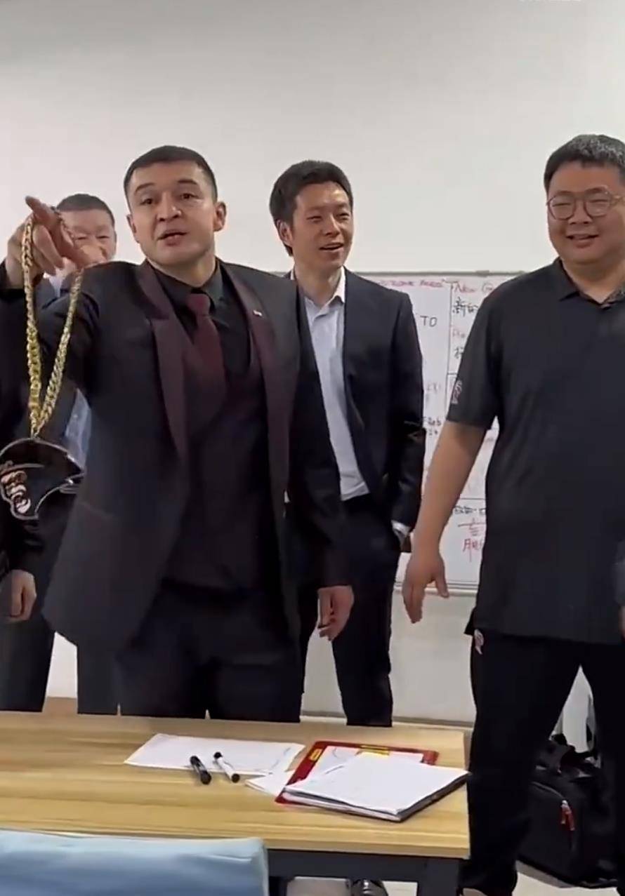 西热力江将mvp大金链子颁给董瀚麟,双少林葳王岚嵚馋哭_比赛_1_cba