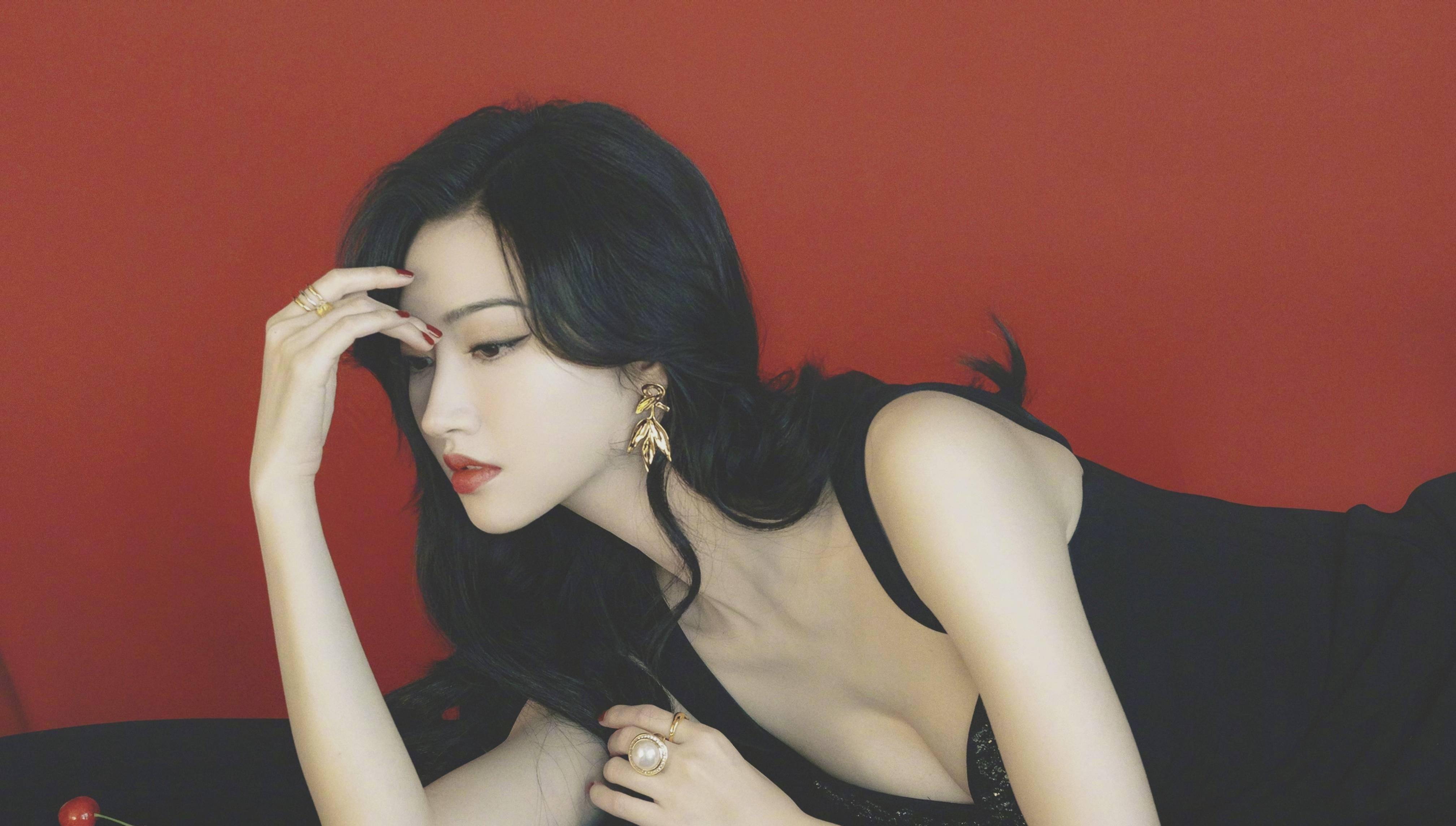 景甜穿深v美身材圆润饱满,侧卧在地姿势慵懒充满诱惑,时尚迷人_气息