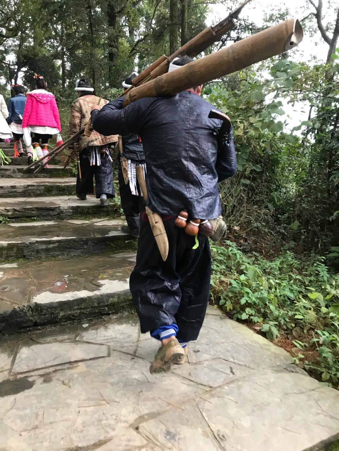 原创中国最后一个持枪部落贵州岜沙苗寨有着很大神秘的传说和习俗