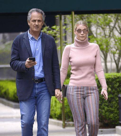 一袭香槟刺绣裙显高贵,与61岁未婚夫似父女_凯蒂斯宾塞_连衣裙_裙子