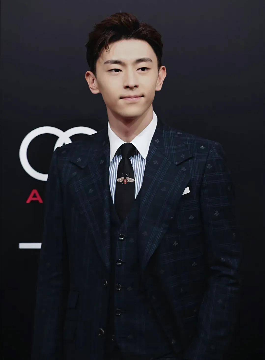 邓伦近况罕见曝光!留胡子有点沧桑,看粉丝人气高_球迷_显得_黑色