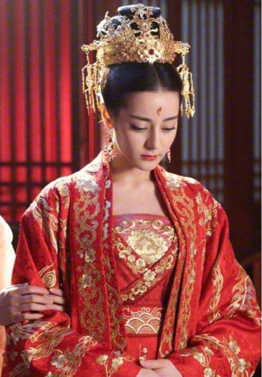 上面的女演员都是头戴凤冠的,非常漂亮.分不清谁最美.