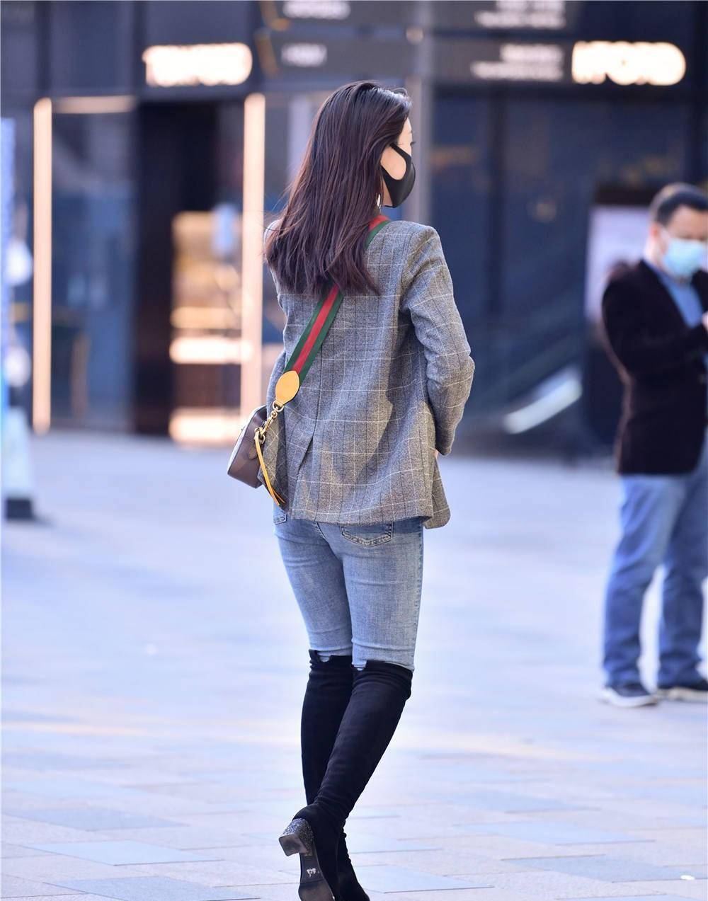 紧身牛仔裤搭配黑色粗跟过膝靴,穿着灰色西服,苗条身材好搭配_效果