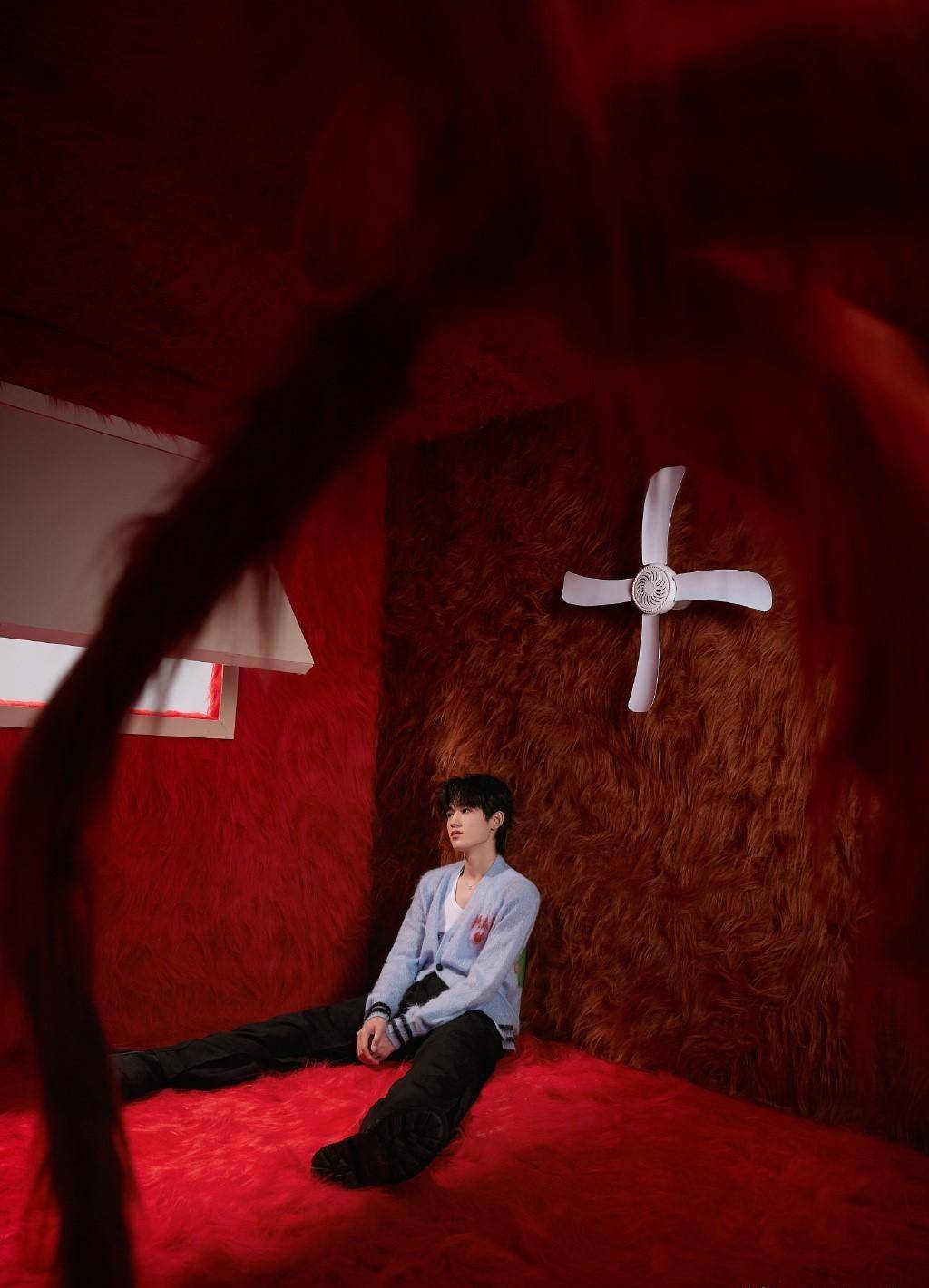 宋亚轩黄昏氛围大片,大气十足!蓝色开衫的造型好温柔_娱乐_世界_玉兔