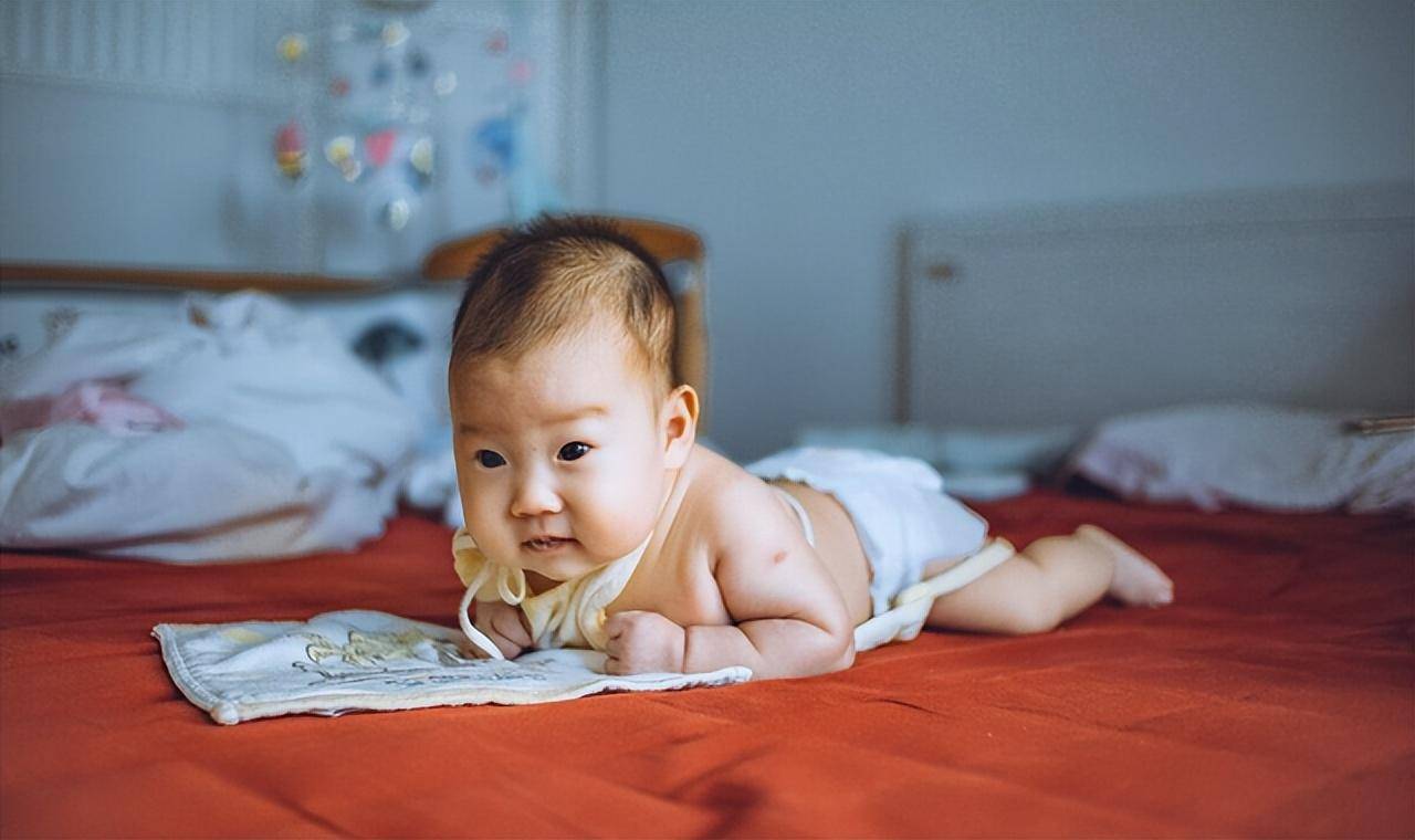 新生宝宝多大可以练抬头？过早过晚都不合适