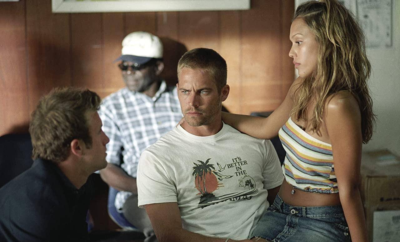 冷门冒险电影《碧海追踪》,除了俊男女子的年轻胴体,还有啥?