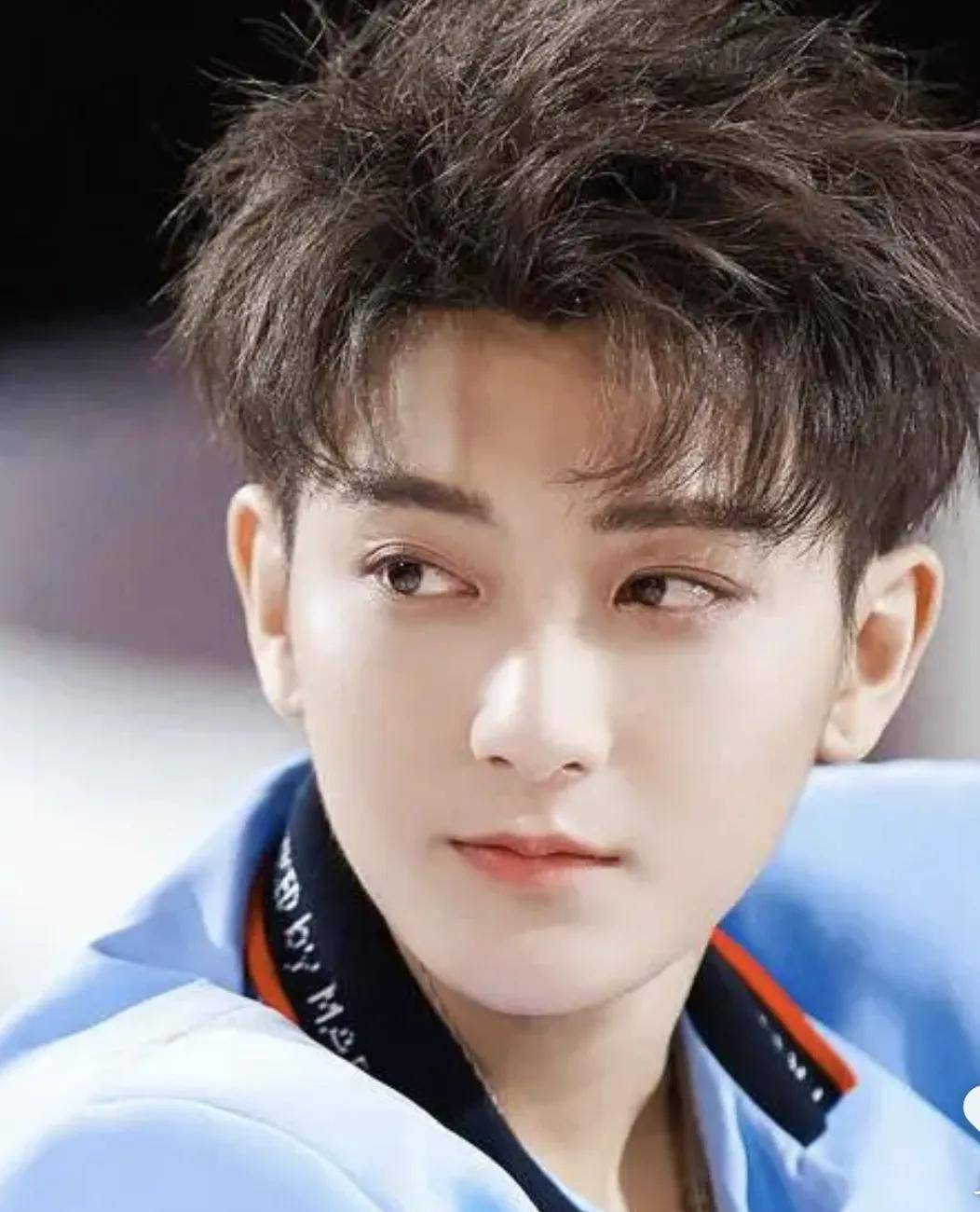 黄子韬无美颜近照曝光,胸毛外露油腻腻,网友表示没看到_照片_自拍