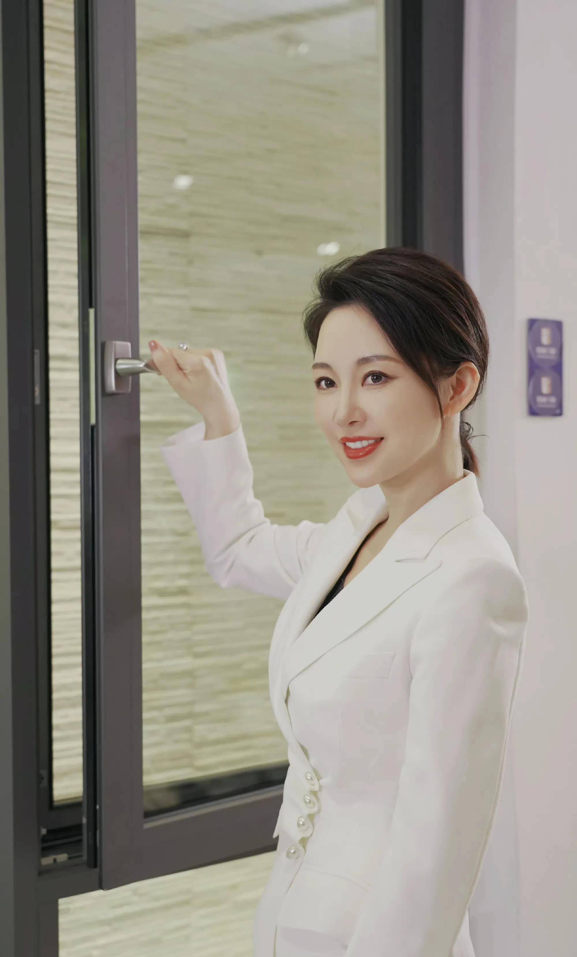 潘晓婷最新照片曝光,冻龄女神果然名不虚传,球迷直言太美啦!