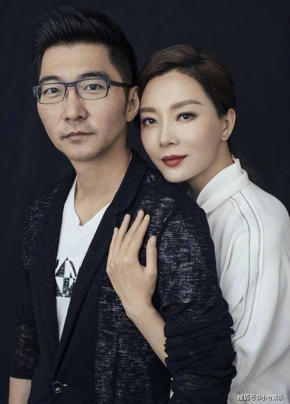 46岁陈数懒理婚变传闻,与丈夫牵手现身机场,举止优雅气场强大_赵胤胤