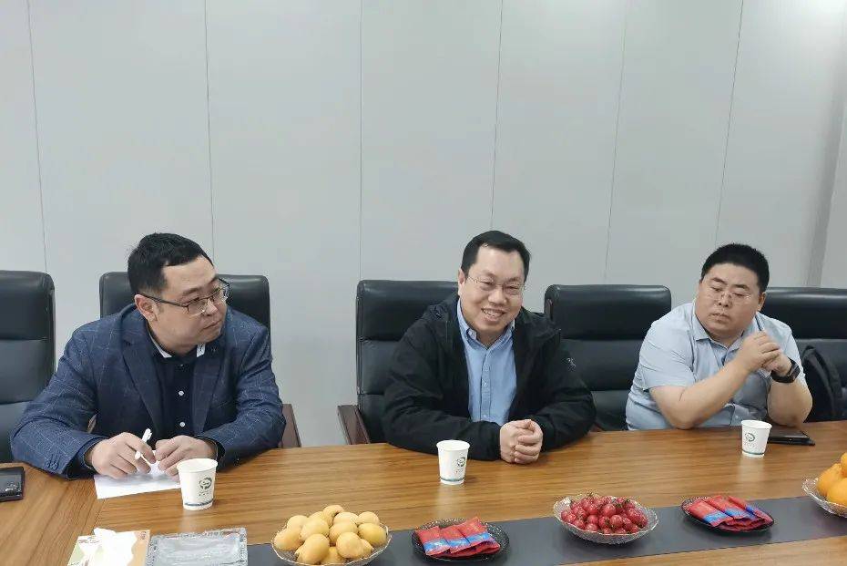 图 | 以岭药营销公司总经理张科源(中)此次石家庄以岭药业股份有限