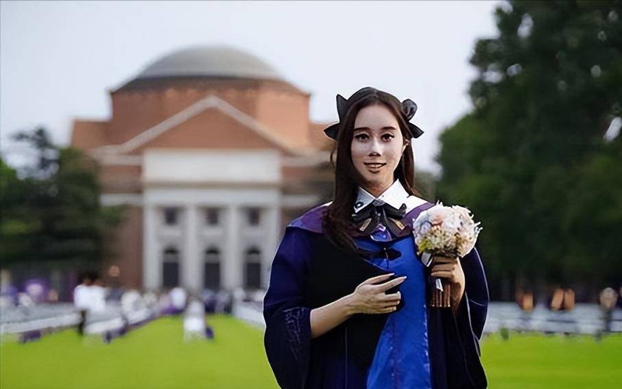 何鸿燊和利智的女儿_何超欣赌王最宠爱的女儿打利智脸疑似生母(他的