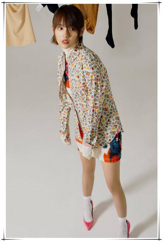 张嘉倪难得拍大片,却造型师坑惨了,好好的女明星秒变乡村非主流_显得