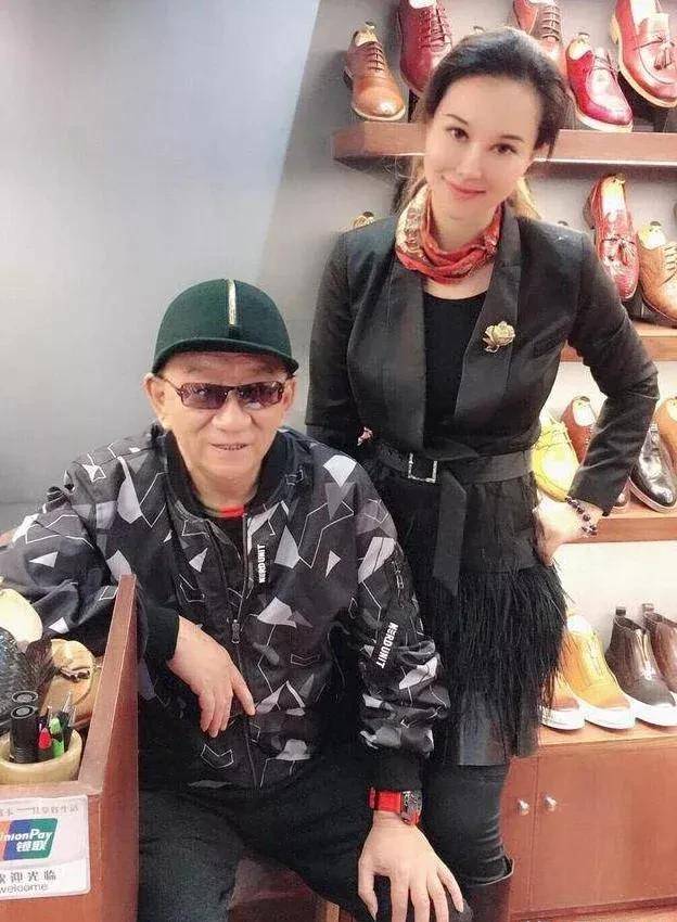 相声演义中侯耀华收女徒弟买包的事情郭德纲于谦调侃过多少次?