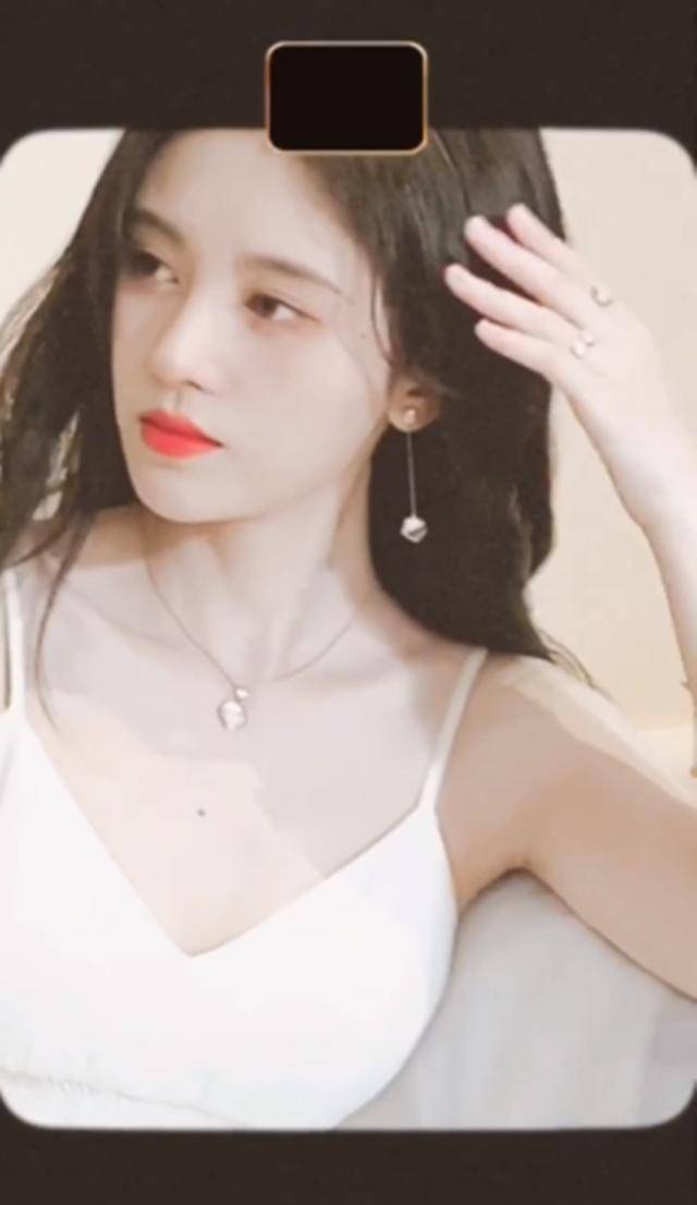 鞠婧祎挑战吊带裙,大v领"狂秀锁骨",网友:真当自己没男粉?